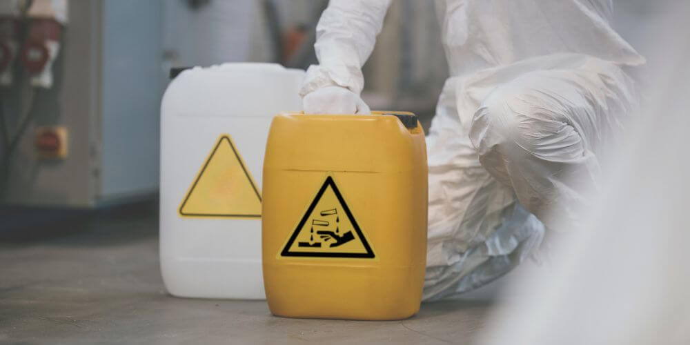 gevaarlijke stoffen op betonvloer